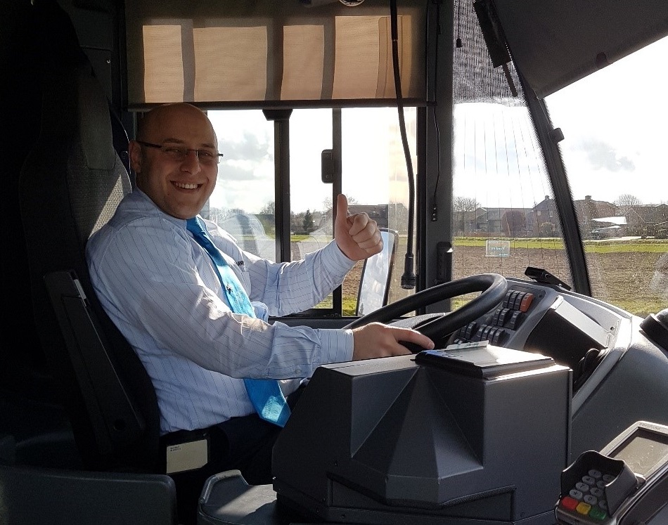 Bilal als buschauffeur aan het werk.